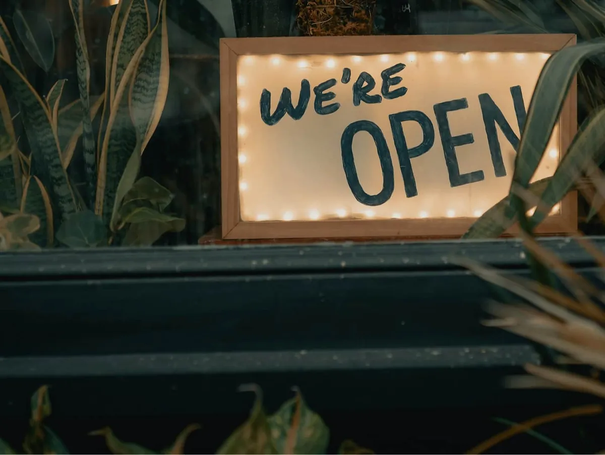 Une enseigne « ouvert » dans la vitrine d’un restaurant